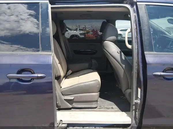 KNDMC5C17J6373870 2018 KIA SEDONA - Image 8
