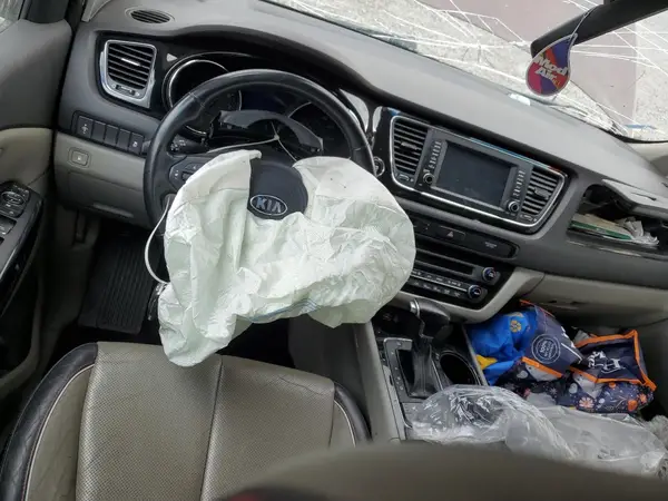 KNDMC5C17J6400887 2018 KIA SEDONA - Image 8