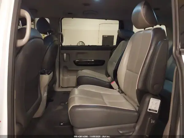 KNDMC5C17J6422436 2018 KIA SEDONA - Image 8