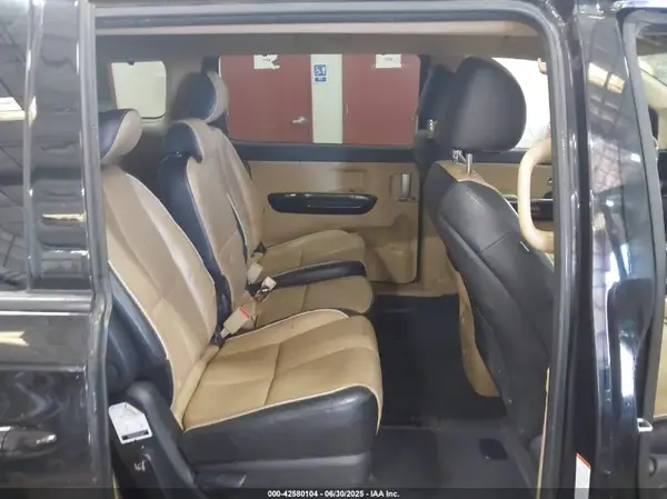 KNDMC5C18H6255479 2017 KIA SEDONA - Image 8