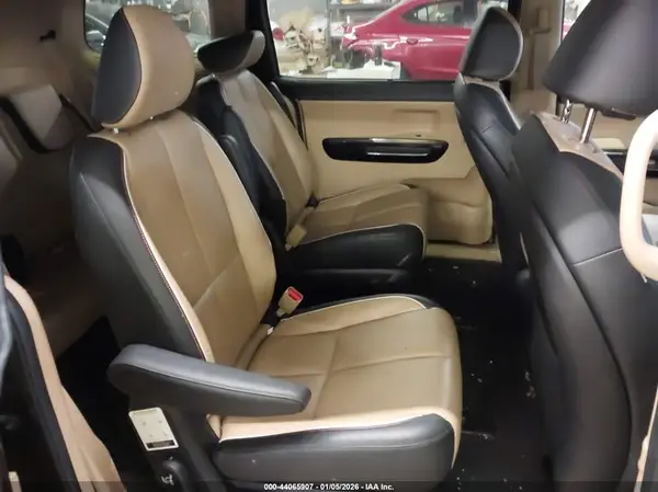 KNDMC5C18H6324431 2017 KIA SEDONA - Image 8
