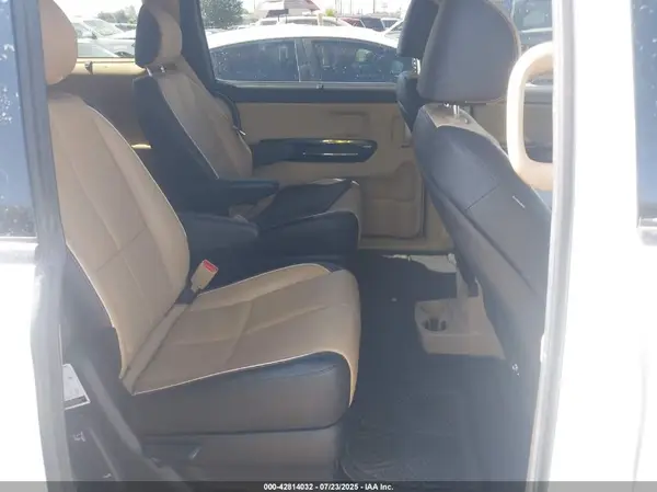 KNDMC5C18H6334067 2017 KIA SEDONA - Image 8
