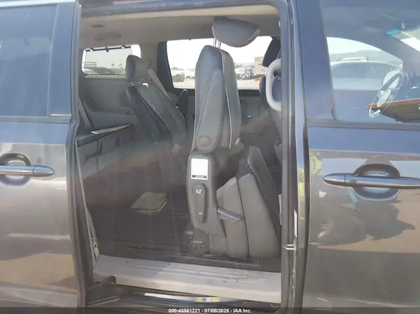 KNDMC5C19J6389066 2018 KIA SEDONA - Image 8