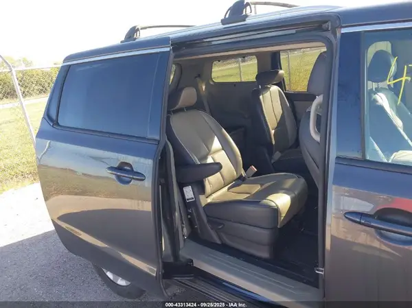 KNDMC5C1XG6133916 2016 KIA SEDONA - Image 8