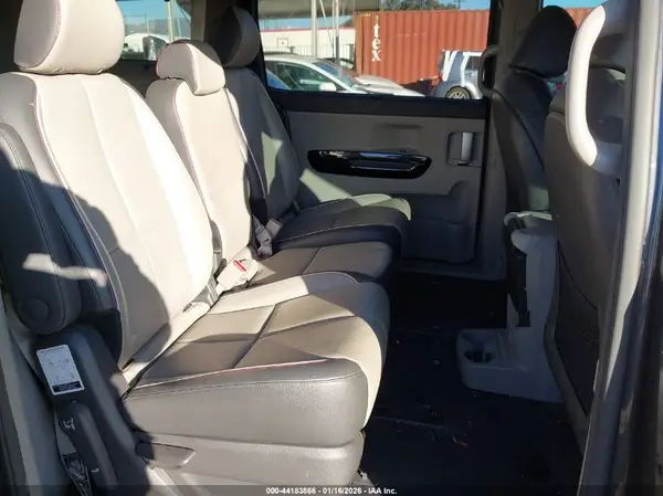 KNDMC5C1XH6337827 2017 KIA SEDONA - Image 8