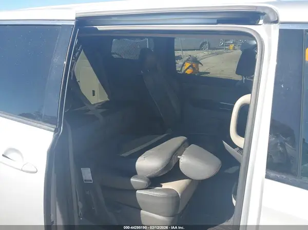 KNDMC5C1XJ6375757 2018 KIA SEDONA - Image 8