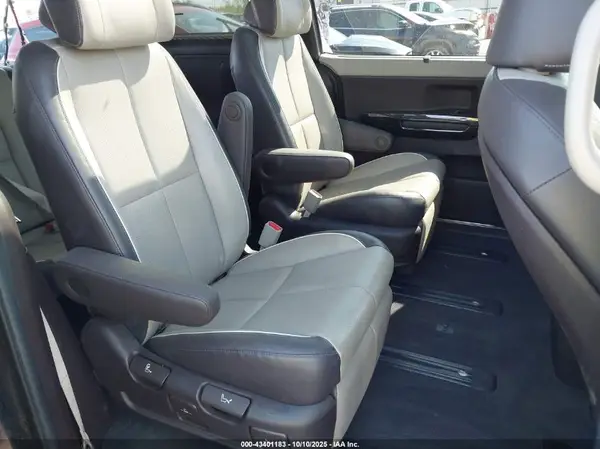 KNDME5C10J6366432 2018 KIA SEDONA - Image 8