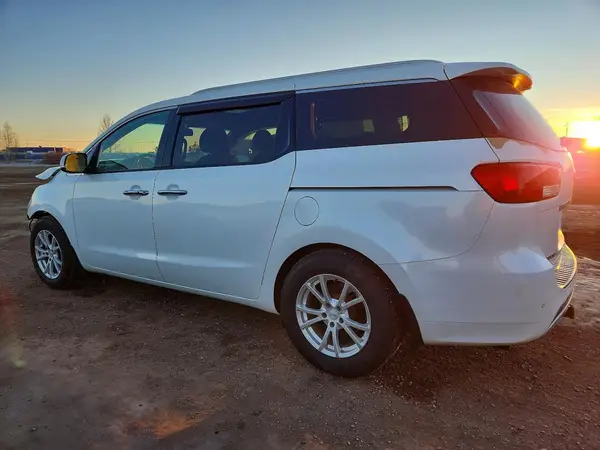 KNDME5C16J6355435 2018 KIA SEDONA - Image 2