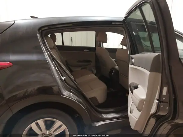 KNDPMCAC0H7142705 2017 KIA SPORTAGE - Image 8