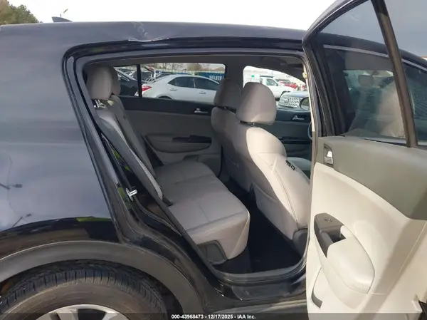 KNDPMCAC0J7436207 2018 KIA SPORTAGE - Image 8