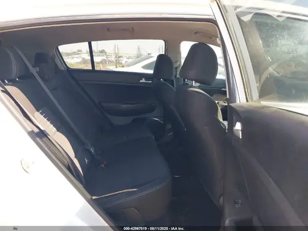 KNDPMCAC0J7467067 2018 KIA SPORTAGE - Image 8