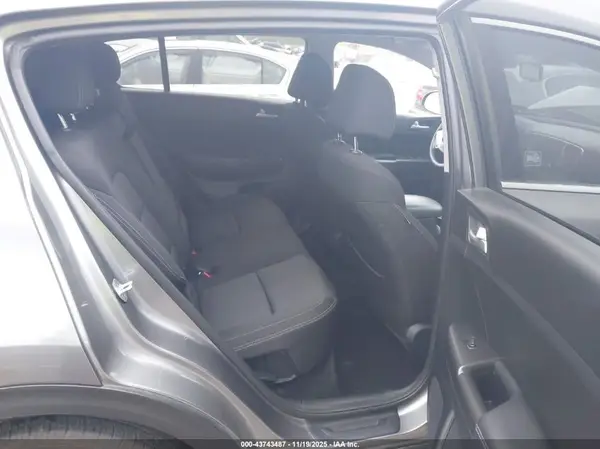 KNDPMCAC1H7040510 2017 KIA SPORTAGE - Image 8