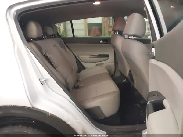 KNDPMCAC1J7421621 2018 KIA SPORTAGE - Image 8