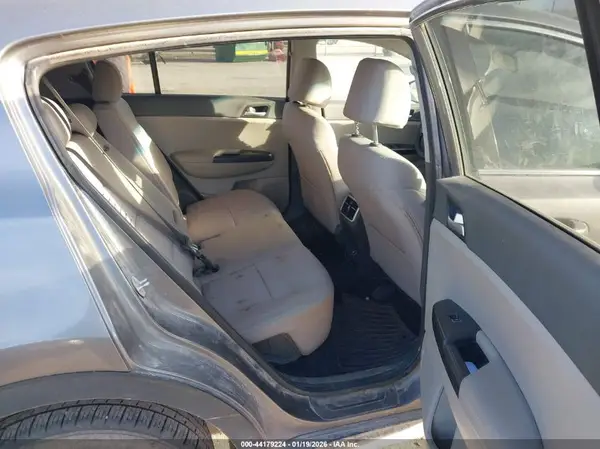KNDPMCAC1J7423255 2018 KIA SPORTAGE - Image 8