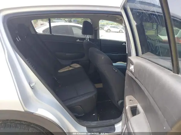 KNDPMCAC1J7446566 2018 KIA SPORTAGE - Image 8