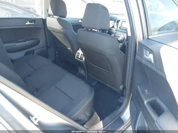 KNDPMCAC2H7064489 2017 KIA SPORTAGE - Image 8