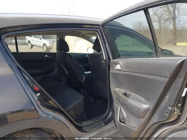 KNDPMCAC2H7285901 2017 KIA SPORTAGE - Image 8