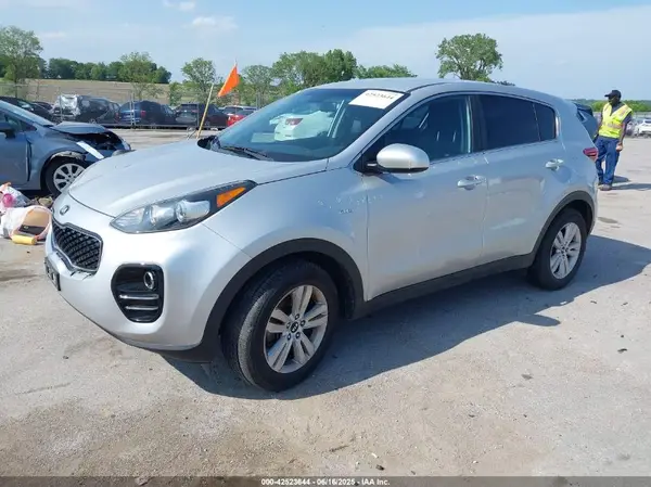 KNDPMCAC2J7444955 2018 KIA SPORTAGE - Image 2