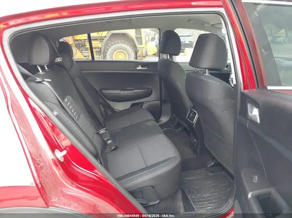 KNDPMCAC2J7460556 2018 KIA SPORTAGE - Image 8