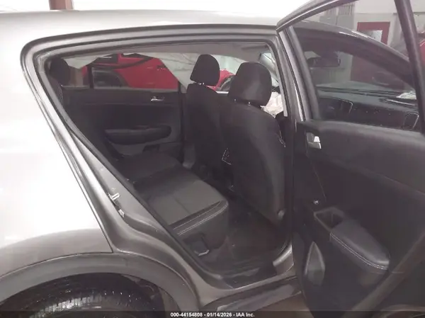 KNDPMCAC2J7472299 2018 KIA SPORTAGE - Image 8