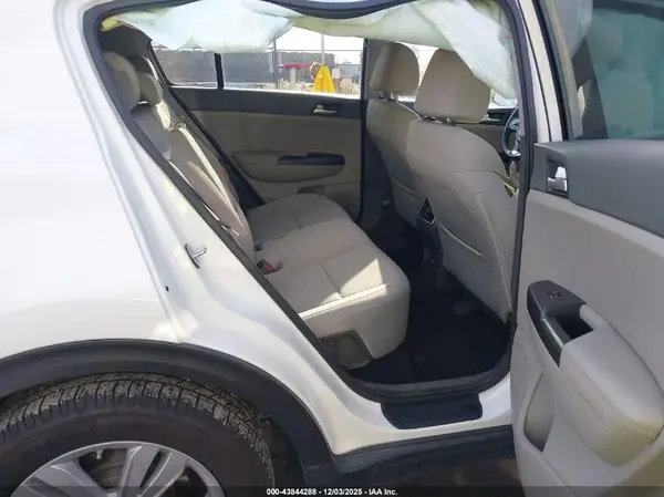 KNDPMCAC2K7542322 2019 KIA SPORTAGE - Image 8