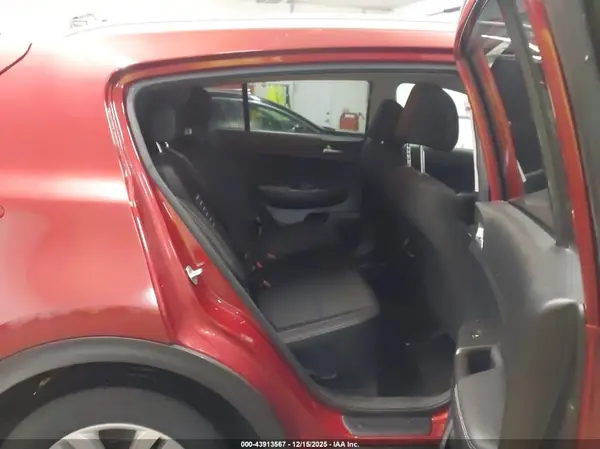 KNDPMCAC3H7031646 2017 KIA SPORTAGE - Image 8