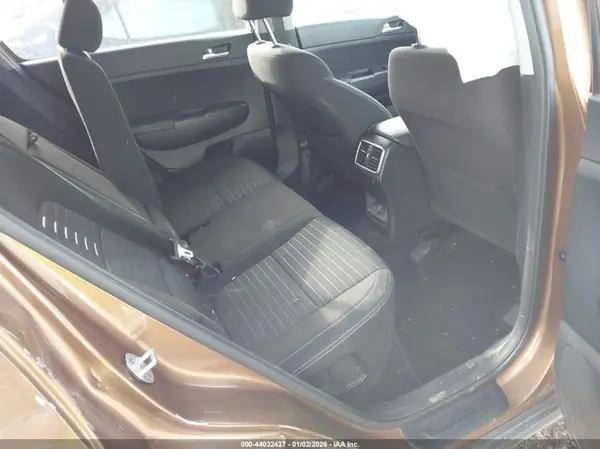 KNDPMCAC3H7056918 2017 KIA SPORTAGE - Image 8