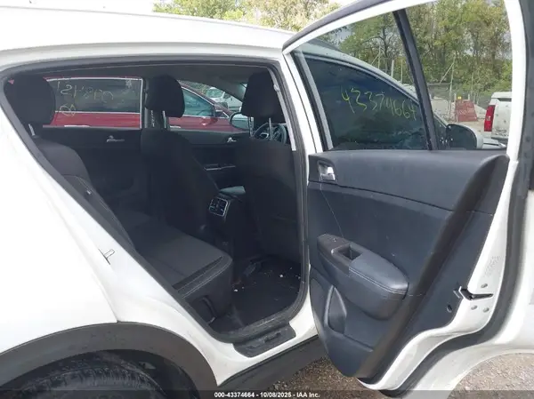 KNDPMCAC3H7078451 2017 KIA SPORTAGE - Image 8