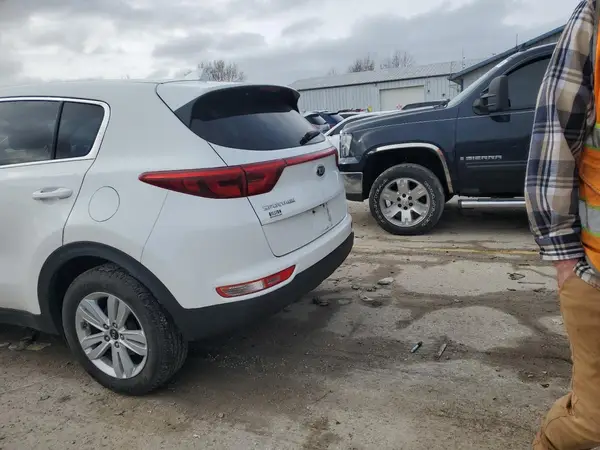 KNDPMCAC3H7115112 2017 KIA SPORTAGE - Image 2