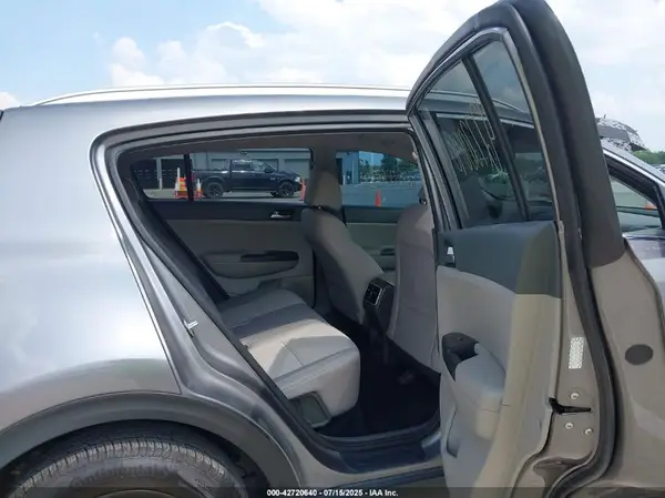 KNDPMCAC3H7183328 2017 KIA SPORTAGE - Image 8