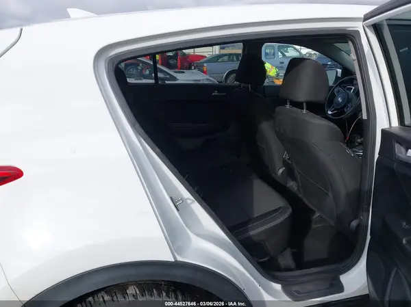 KNDPMCAC3J7444933 2018 KIA SPORTAGE - Image 8