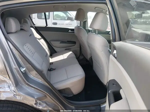 KNDPMCAC3J7469976 2018 KIA SPORTAGE - Image 8