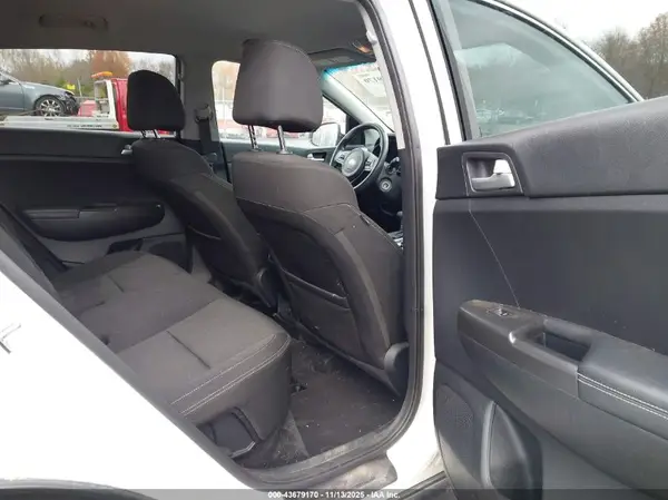KNDPMCAC4H7040033 2017 KIA SPORTAGE - Image 8