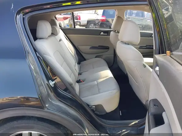KNDPMCAC4H7092861 2017 KIA SPORTAGE - Image 8