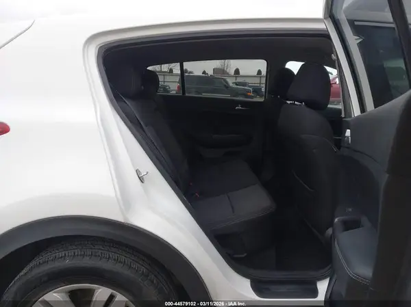 KNDPMCAC4H7119685 2017 KIA SPORTAGE - Image 8