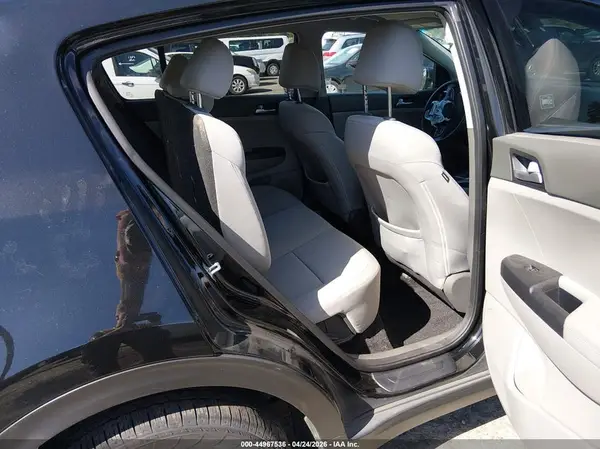 KNDPMCAC4H7215896 2017 KIA SPORTAGE - Image 8