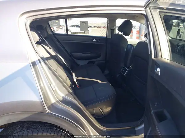 KNDPMCAC4H7296026 2017 KIA SPORTAGE - Image 8