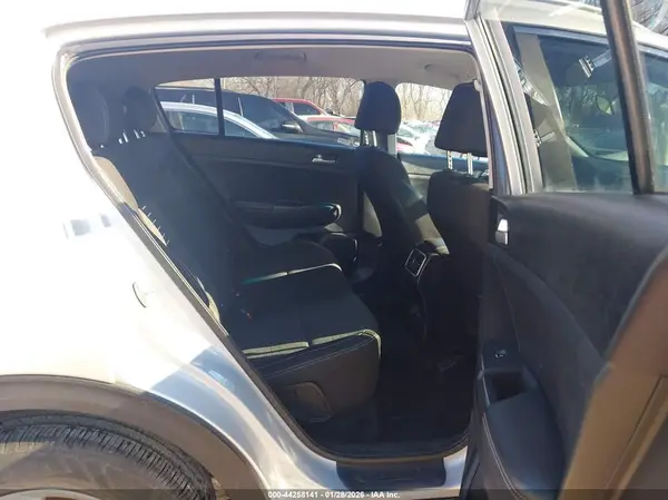 KNDPMCAC5K7607261 2019 KIA SPORTAGE - Image 8