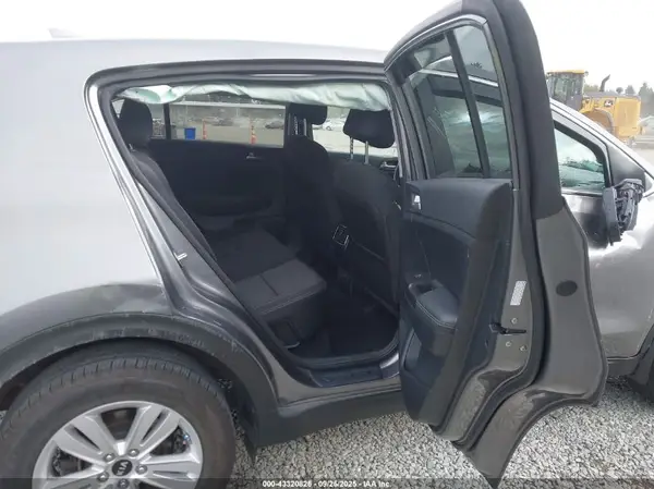 KNDPMCAC6H7129537 2017 KIA SPORTAGE - Image 8