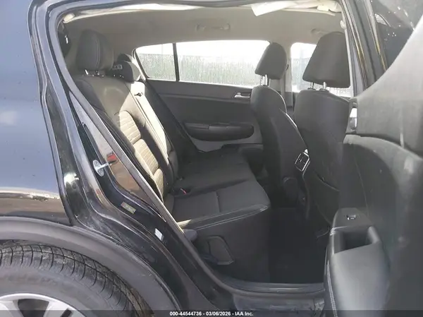 KNDPMCAC6J7486156 2018 KIA SPORTAGE - Image 8