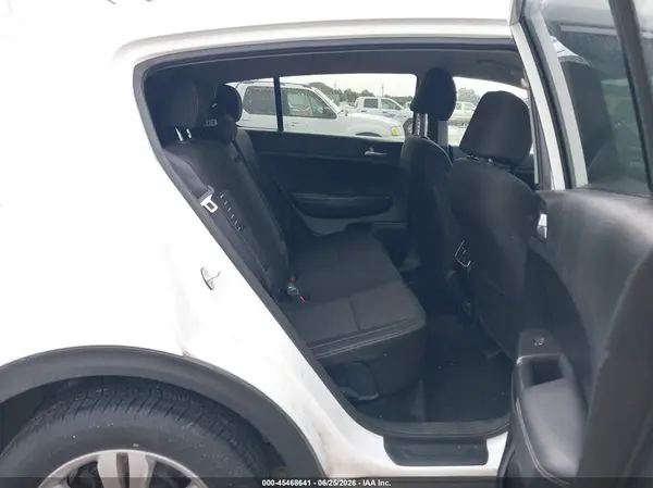 KNDPMCAC7J7434843 2018 KIA SPORTAGE - Image 8