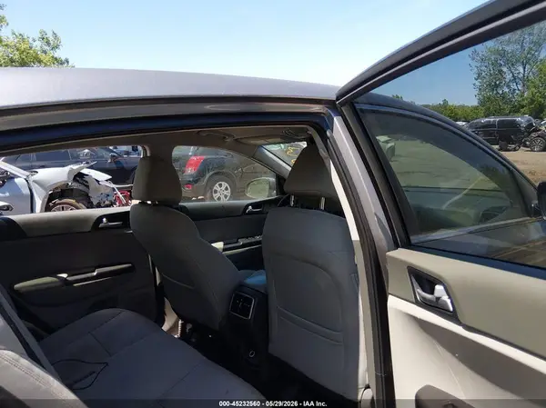 KNDPMCAC8H7167108 2017 KIA SPORTAGE - Image 8