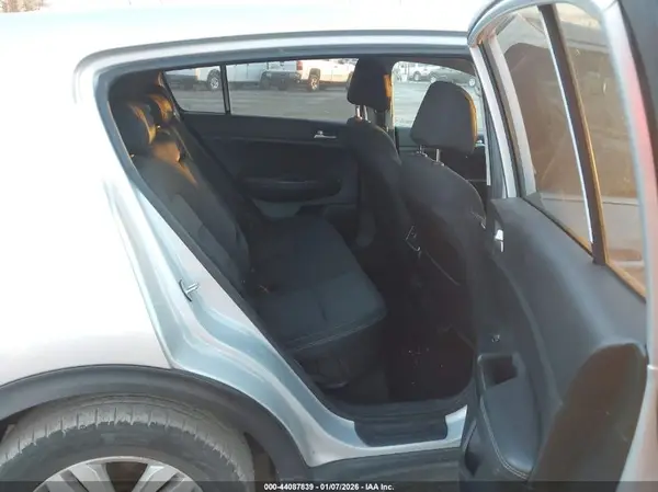 KNDPMCAC8H7238890 2017 KIA SPORTAGE - Image 8