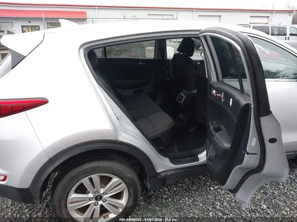 KNDPMCAC9H7111730 2017 KIA SPORTAGE - Image 8