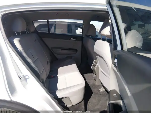 KNDPMCAC9J7322061 2018 KIA SPORTAGE - Image 8