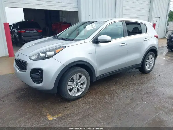 KNDPMCAC9J7411872 2018 KIA SPORTAGE - Image 2