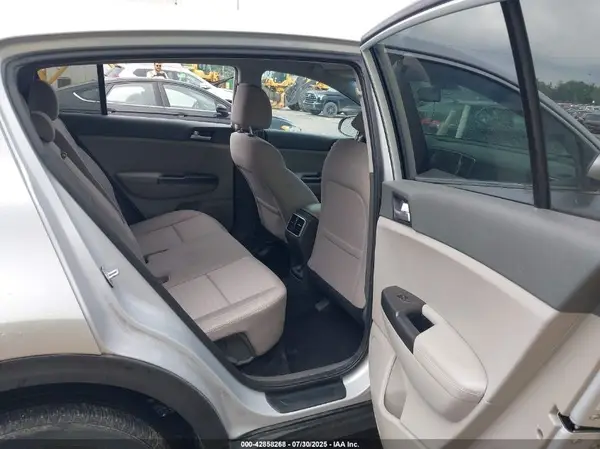 KNDPMCAC9J7411872 2018 KIA SPORTAGE - Image 8