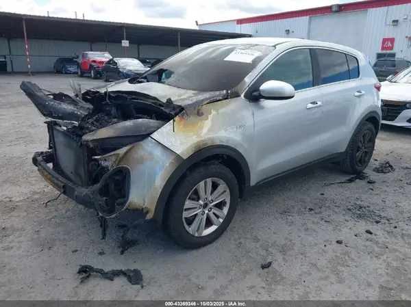 KNDPMCACXJ7309979 2018 KIA SPORTAGE - Image 2