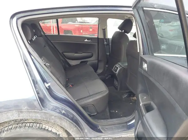 KNDPMCACXJ7446887 2018 KIA SPORTAGE - Image 8