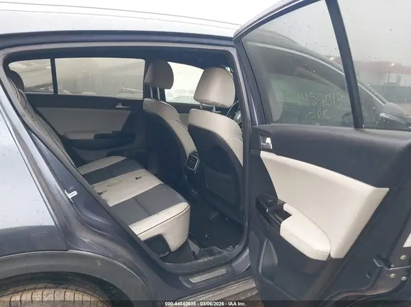 KNDPNCAC0J7474582 2018 KIA SPORTAGE - Image 8